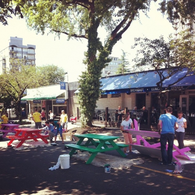 @westendbia: “Volunteers for the City of Vancouver putting the finishes