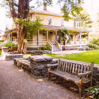 @westendbia: “One of our favorite benches in the West End