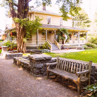 @westendbia: “One of our favorite benches in the West End